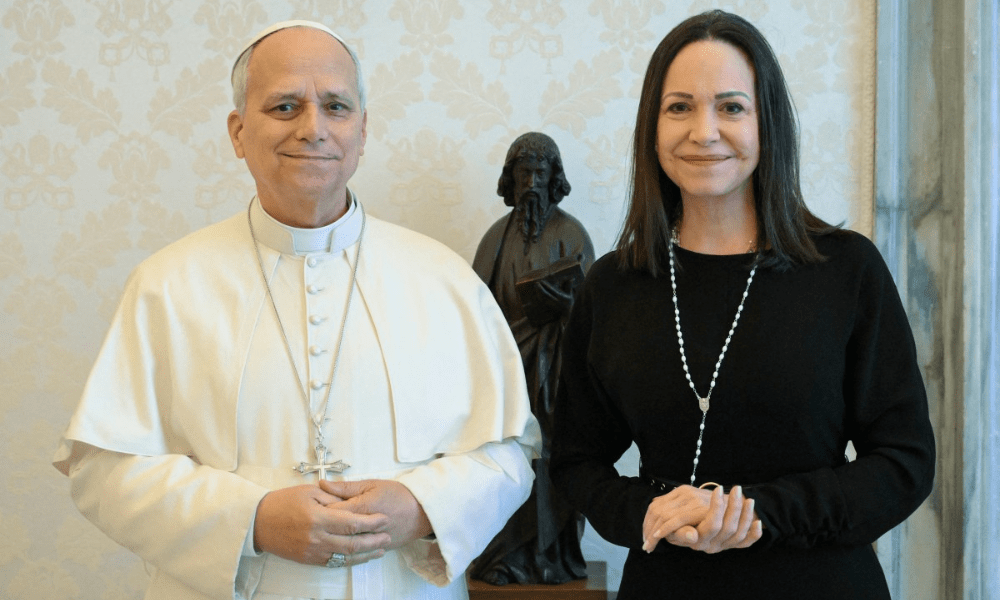 Papa Leão XIV recebe a líder opositora da Venezuela María Corina Machado