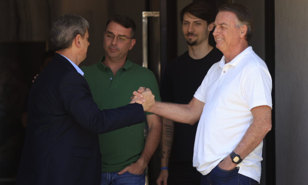 Tarcísio cancelou visita a Bolsonaro após sofrer 'fogo amigo'