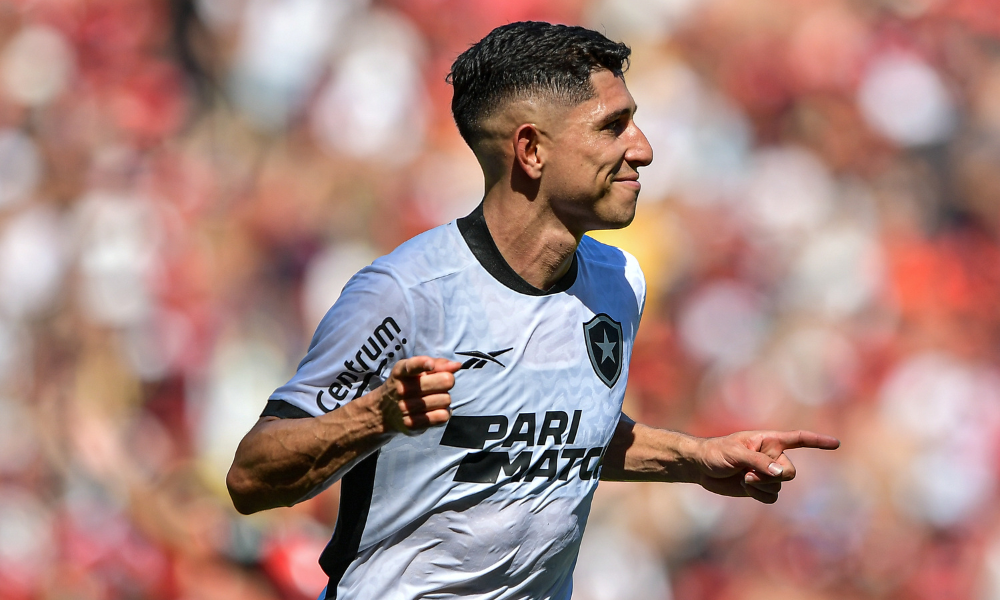 Savarino jogador do Botafogo durante partida contra o Flamengo no estádio Maracanã pelo campeonato Brasileiro A 2024