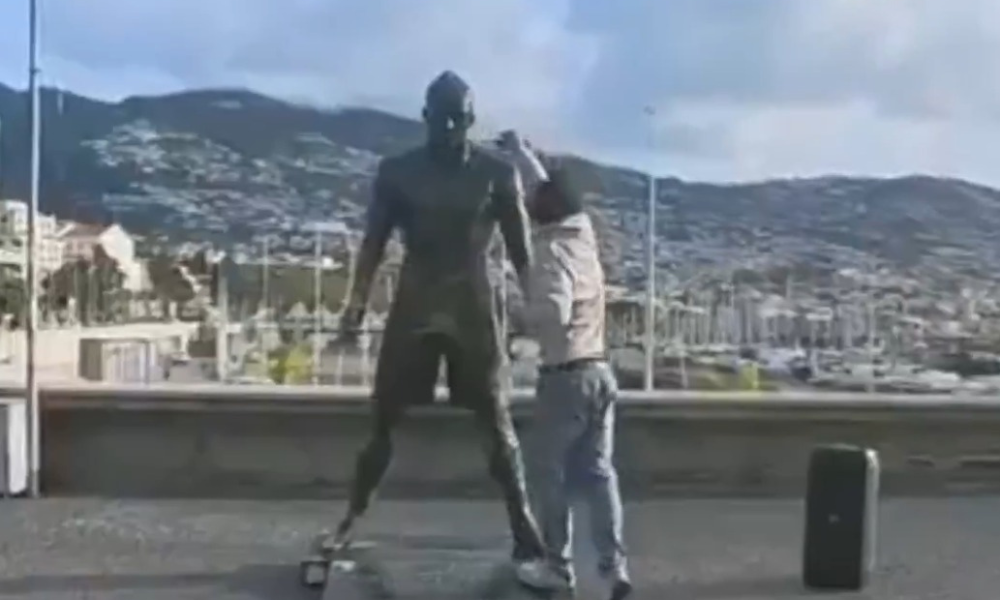 Estátua de Cristiano Ronaldo é incendiada em Portugal; veja vídeo