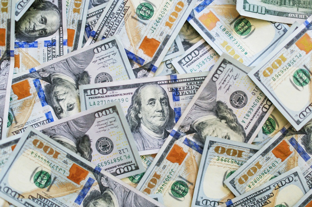 Dólar fecha a R$ 5,19 e atinge menor patamar em 20 meses; Ibovespa cai