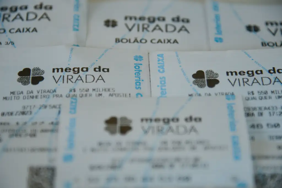 Apostas da Mega-Sena da Virada em uma casa lotérica na Lapa, região central da capital fluminense