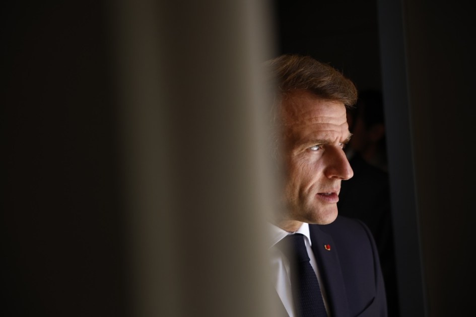 O presidente francês, Emmanuel Macron, aguarda o presidente do Estado da Palestina, Mahmoud Abbas, antes de uma reunião na Cúpula Internacional da Paz de Gaza, em Sharm el-Sheikh, Egito, em 13 de outubro de 2025. O presidente dos EUA, Donald Trump, ao lado do presidente egípcio, Abdel Fattah al-Sisi, e líderes de mais de 20 países participam da cúpula em Sharm el-Sheikh. A primeira fase do plano de paz para Gaza entre Israel e o Hamas envolve a libertação de reféns israelenses e prisioneiros palestinos, a retirada parcial das forças israelenses e a entrega de ajuda humanitária a Gaza. (Egito) EFE/EPA/YOAN VALAT /POOL