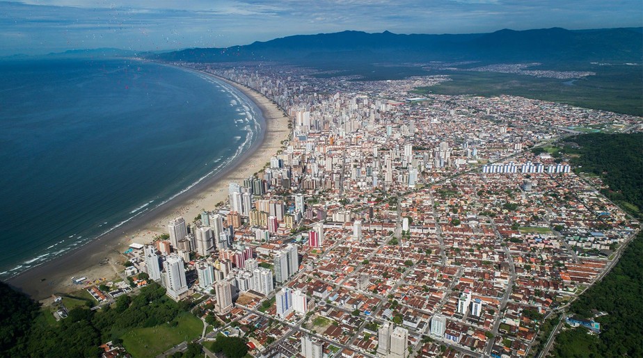 foto de cima da orla da praia grande