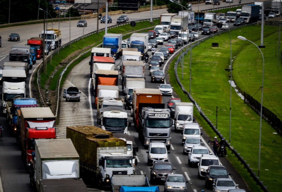 Trânsito na marginal Tietê, sentido Ayrton Senna