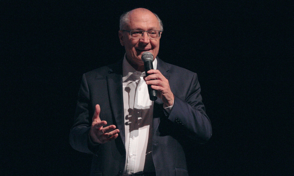 SP - DEMOCRACIA/ALCKMIN/ONTEM - POLÍTICA - O vice-presidente Geraldo Alckmin participa da 12ª edição do evento "Direitos Já!" para celebrar o Dia Internacional da Democracia, no Teatro Tuca, na zona oeste de São Paulo, na noite da segunda-feira, 15 de setembro de 2025. 15/09/2025 - Foto: MARCELO OLIVEIRA/RASPRESS/ESTADÃO CONTEÚDO