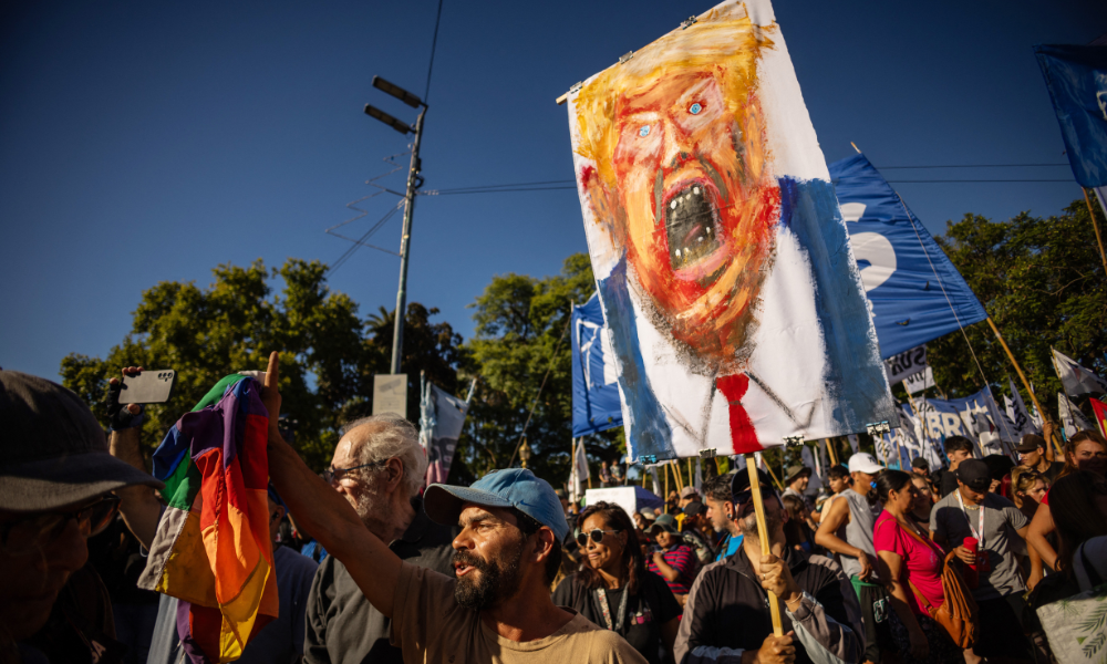 Um homem segura uma pintura que retrata o presidente dos Estados Unidos, Donald Trump, durante um protesto contra a intervenção dos EUA na Venezuela, em Buenos Aires, em 5 de janeiro de 2026. O ex-presidente venezuelano Nicolás Maduro se declarou inocente das acusações de tráfico de drogas e outros crimes em uma aparição desafiadora em um tribunal de Nova York em 5 de janeiro, dois dias depois de ser detido por forças americanas em uma operação surpreendente em sua casa em Caracas.