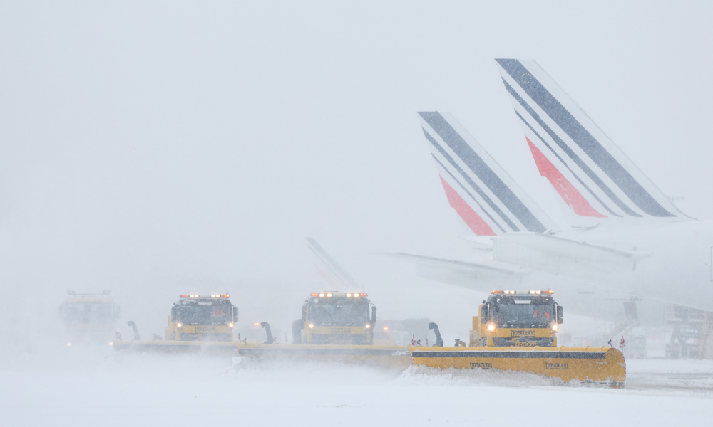 Tempestade de neve provoca cancelamento de centenas de voos na Europa