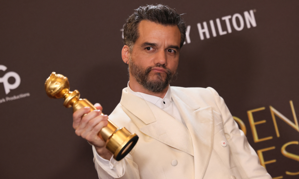 O ator brasileiro Wagner Moura posa na sala de imprensa com o prêmio de Melhor Ator em Filme Dramático por "O Agente Secreto" durante a 83ª edição do Globo de Ouro, no hotel Beverly Hilton, em Beverly Hills, Califórnia, em 11 de janeiro de 2026. (Foto de Etienne Laurent / AFP) / -- IMAGEM RESTRITA A USO EDITORIAL - PROIBIDO O USO COMERCIAL --