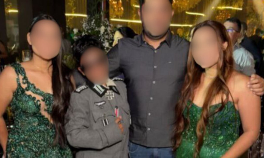 Jovem aparece com traje nazista em formatura