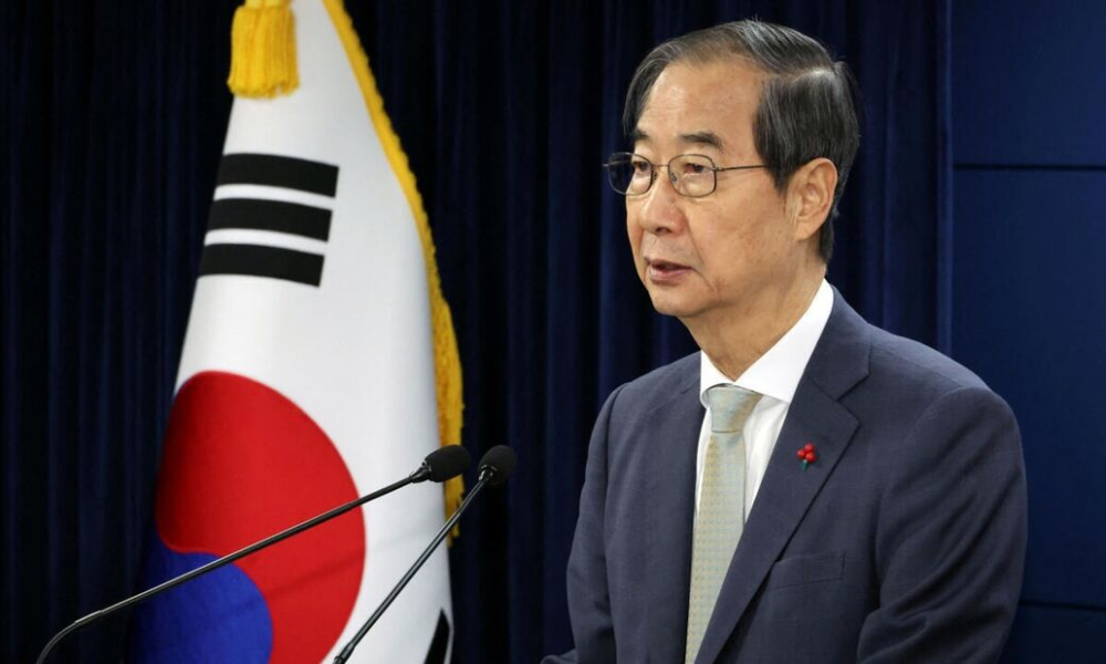 o primeiro-ministro que estava no cargo de presidente interino, Han Duck-soo - Foto: Internet/Reprodução