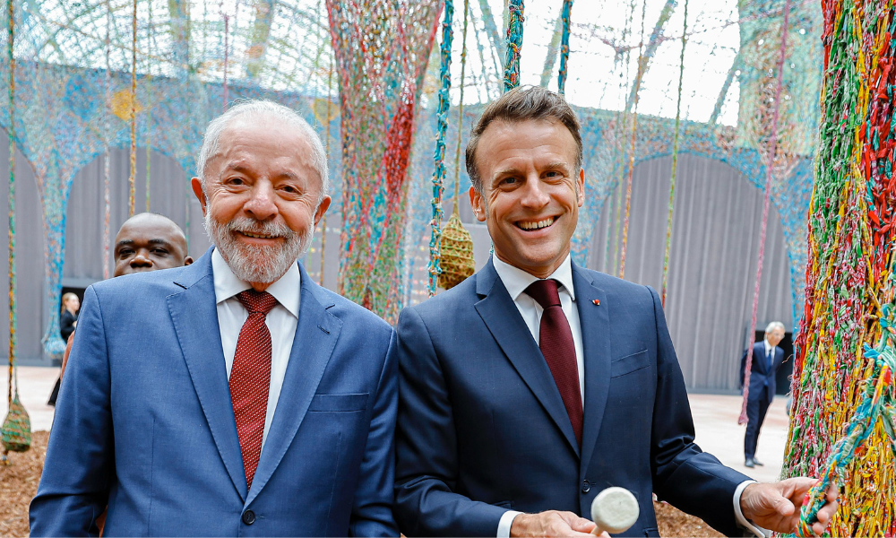 Em conversa com Lula, Macron defende multilateralismo como chave para paz duradoura na Ucrânia