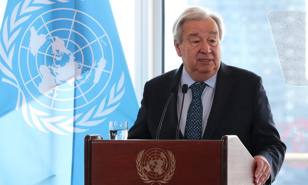 O Secretário-Geral das Nações Unidas, António Guterres, discursa sobre clima e energia renovável na sede da ONU em Nova York, em 22 de julho de 2025. Guterres pediu na terça-feira ao crescente setor de inteligência artificial que priorize a energia sustentável para o funcionamento de data centers que consomem muita energia. Guterres afirmou que um data center típico de IA — locais onde os dados são processados — consome a mesma quantidade de eletricidade que 100.000 residências comuns. (Foto de TIMOTHY A. CLARY / AFP)