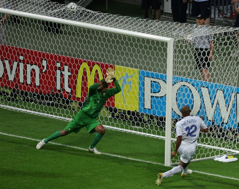 Thierry Henry, da França, marca o primeiro gol da França em partida contra o Brasil, válida pelas quartas-de-final da Copa do Mundo de 2006