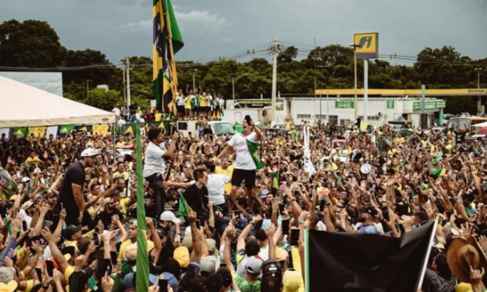 Deputado Nikolas Ferreira e populares durante caminhada até Brasília