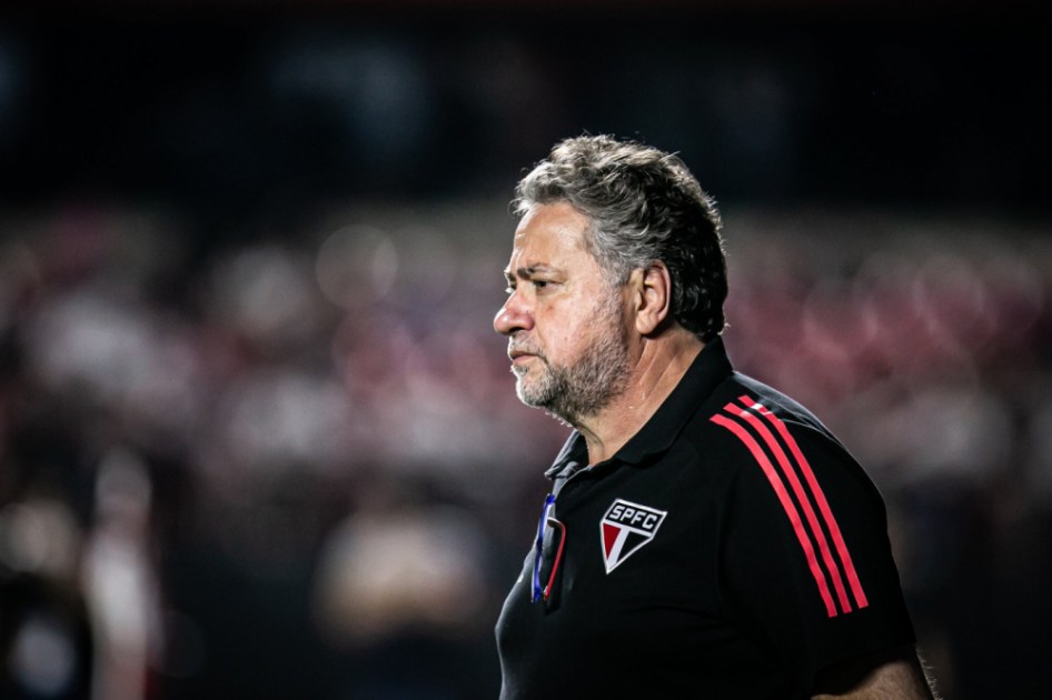 Julio Casares anda no gramado do Morumbi após vitória do São Paulo sobre o Palmeiras