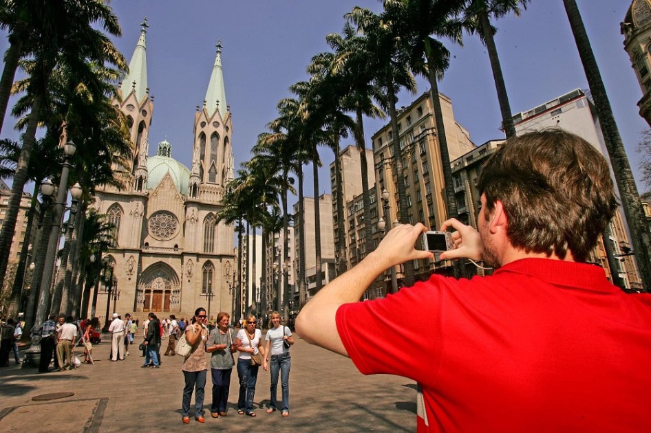 Turistas de Porto Alegre posam para foto em frente à Catedral da Sé, na Praça da Sé, centro de São Paulo