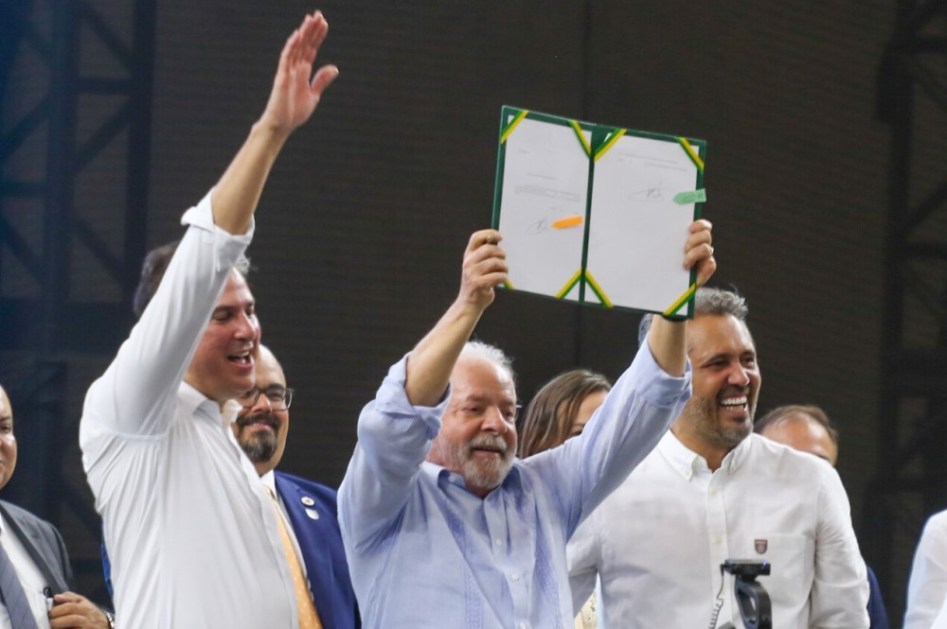 O presidente da República, Luiz Inácio Lula da Silva (PT), participa da cerimônia de lançamento do "Programa Escolas em Tempo Integral", no Centro de Eventos de Fortaleza, no bairro Edson Queiroz, no Ceará, na manhã desta sexta-feira, 12. Lula estava acompanhado do ministro da Educação, Camilo Santana (PT)