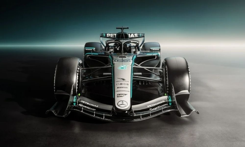 carro preto e cinza da mercedes para temporada de 2026