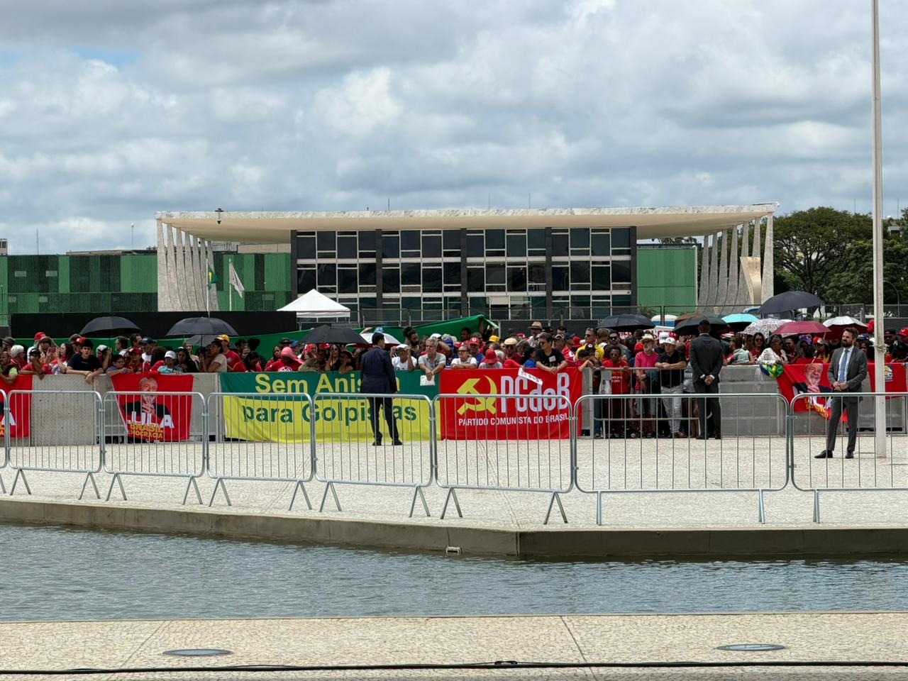 Ato pró-democracia no Planalto mistura tom institucional e clima de campanha