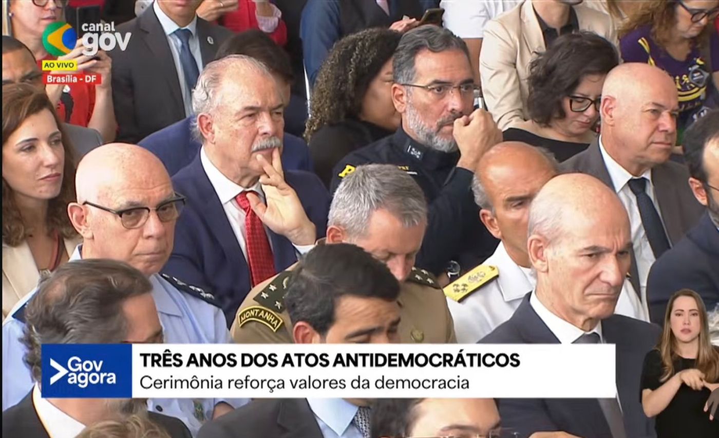 Com militares condenados, comandantes das forças participam de ato em defesa da democracia