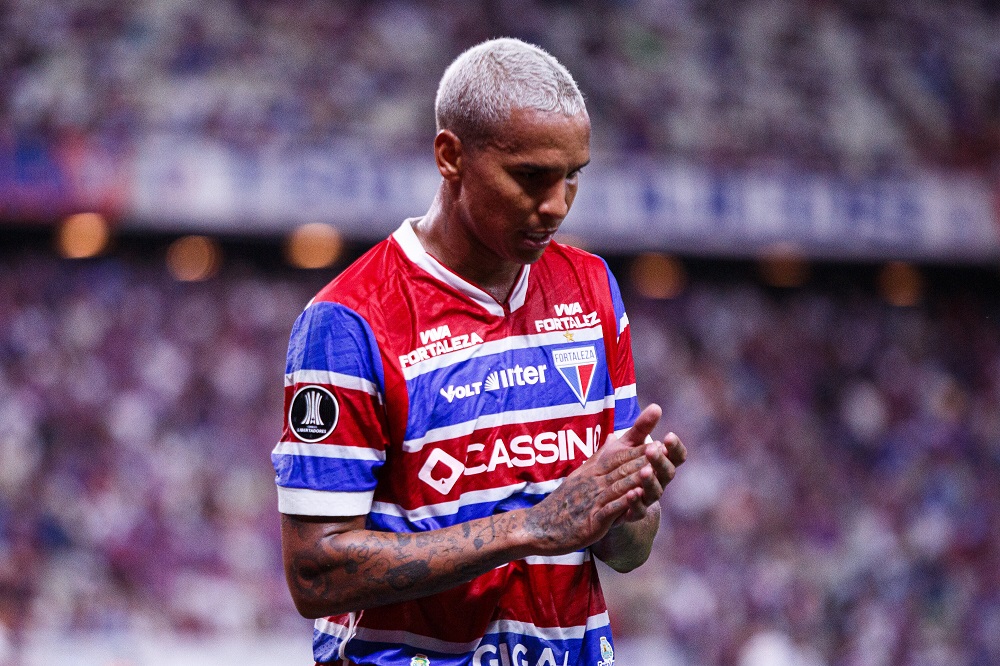 Deyverson é anunciado pela LDU após deixar o Fortaleza