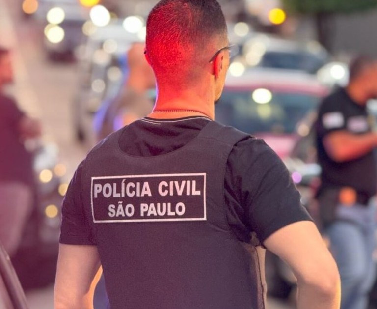 Policial Civil de São Paulo de costas