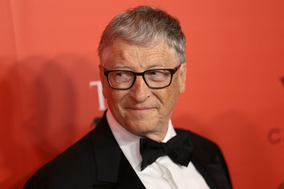Bill Gates usando gravata-borboleta e terno