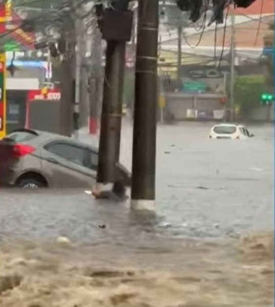 Carro ficou preso na correnteza