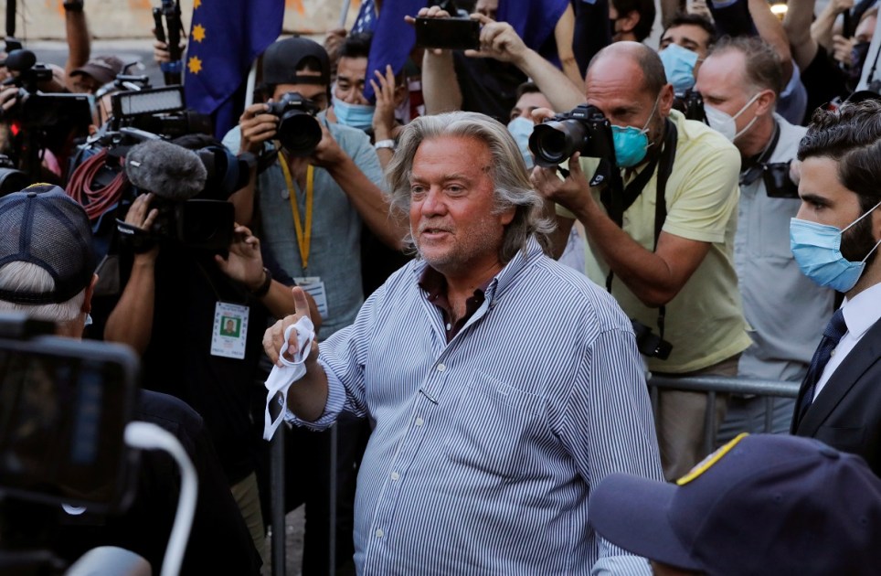 steve bannon no meio de multidão