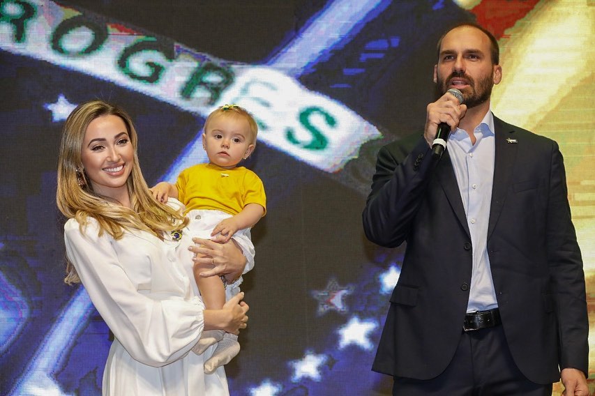eduardo bolsonaro ao lado da filha e da esposa