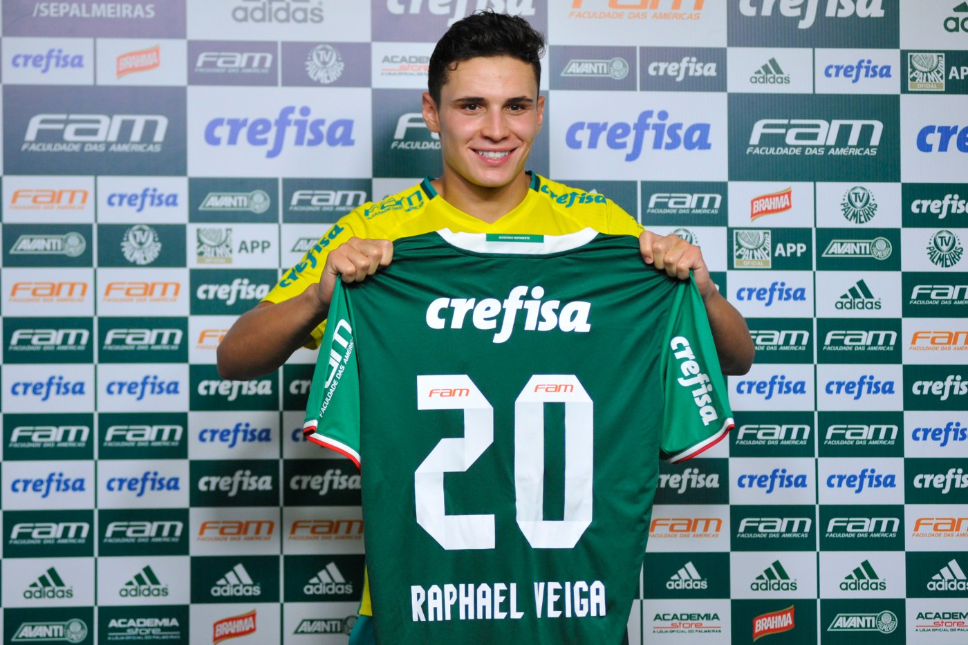 Raphael Veiga deixa o Palmeiras com coleção de títulos e status de ídolo