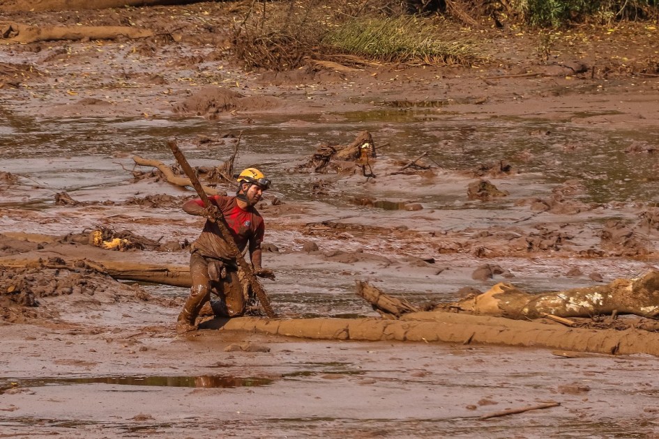 Bombeiro trabalha em Brumadinho