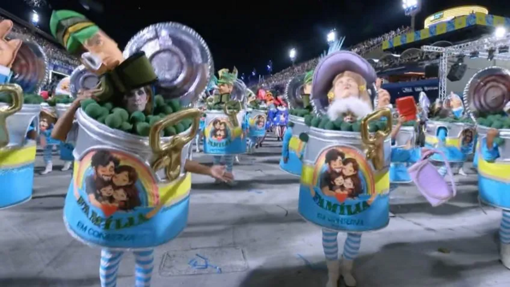 Ala da Acadêmicos de Niterói retrata família tradicional em latas de conserva