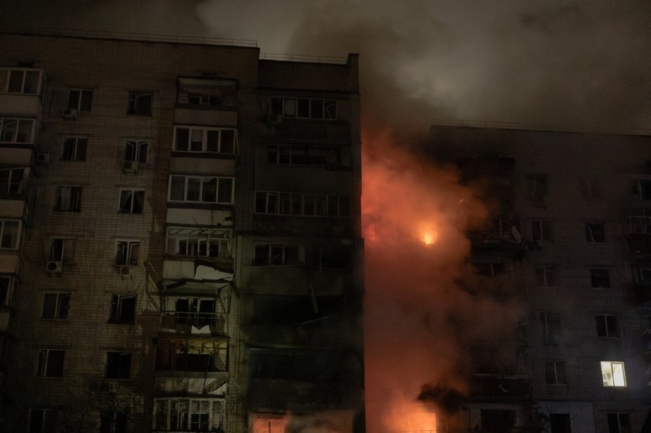 Edifício residencial em chamas após ataque russo com drone na cidade de Vyshhorod, na região de Kiev