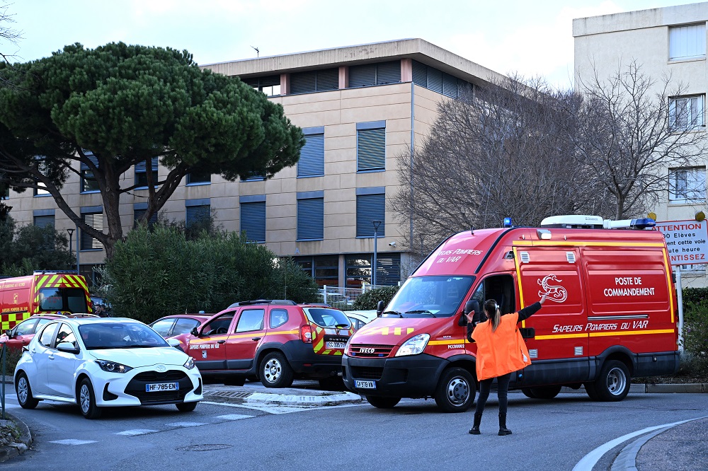 Professora é internada na França após ser esfaqueada por aluno