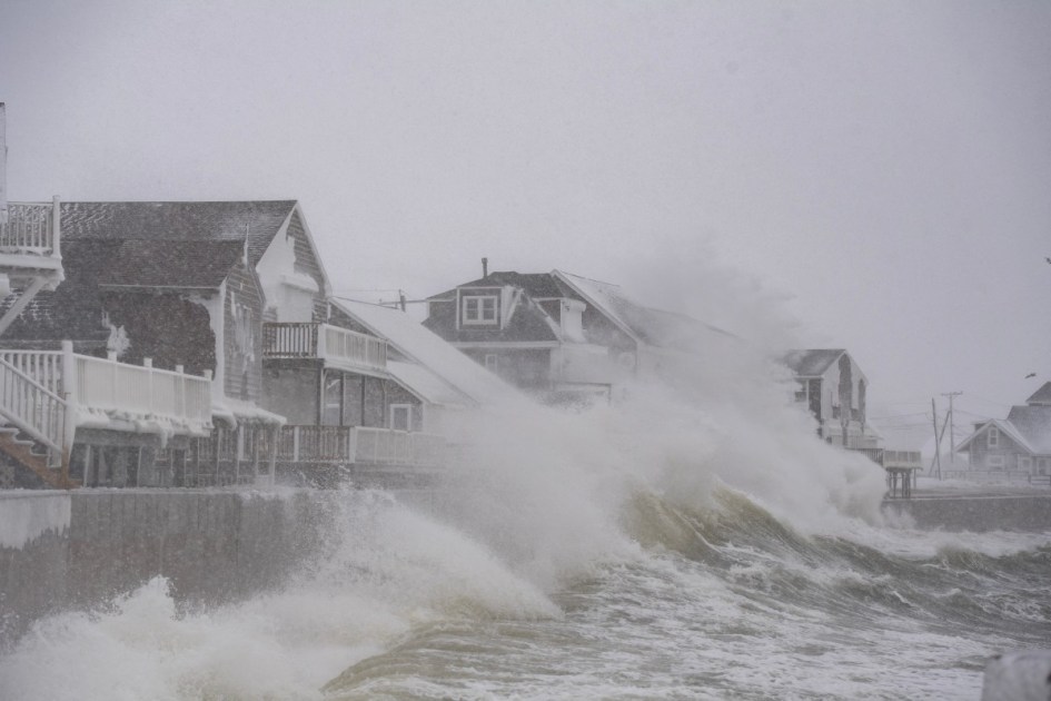 US-WEATHER-WINDSTORMS
