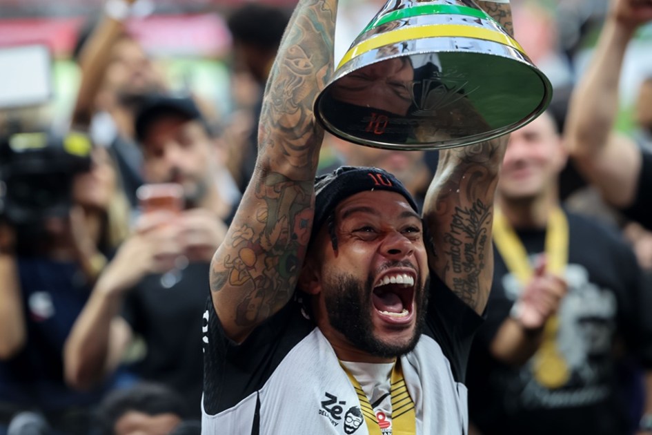 Memphis ccarega taça da Supercopa do Brasil