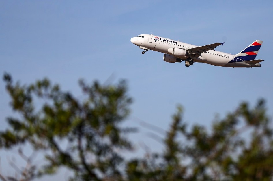 Avião da Latam perto do Aeroporto de Brasília