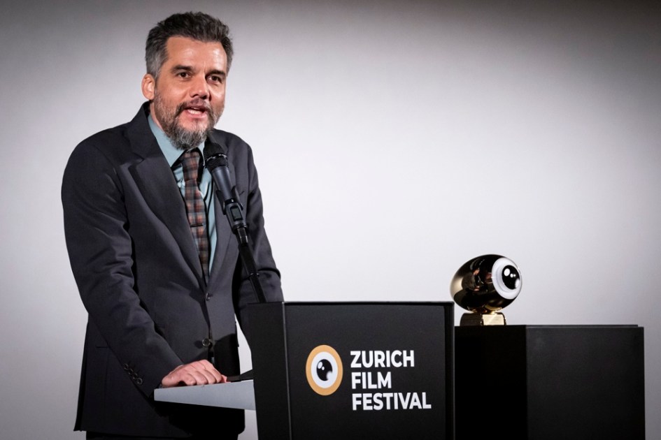Ator Wagner Moura discursa após receber o prêmio Golden Eye no Festival de Cinema de Zurique