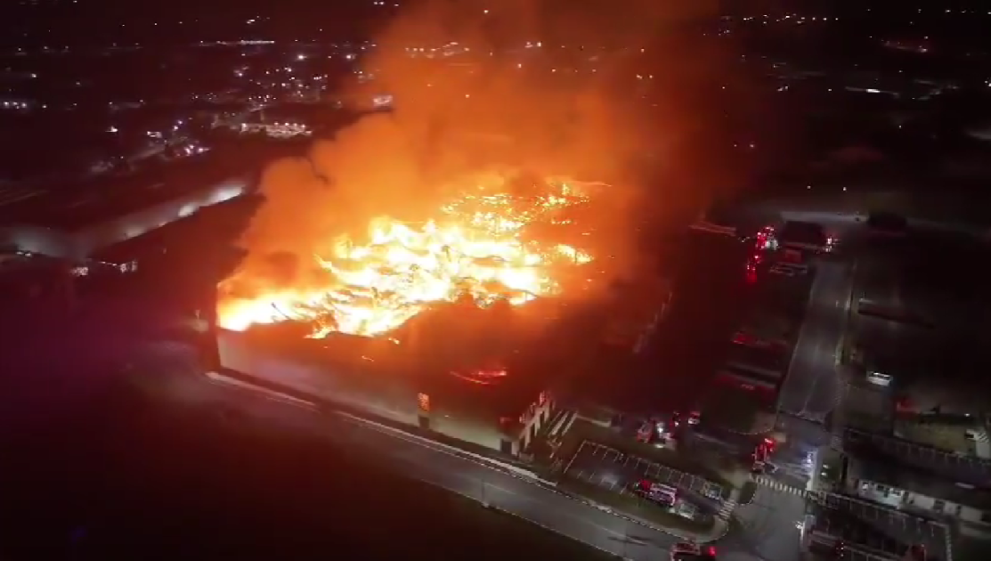 Galpão pega fogo em Arujá, na Grande São Paulo