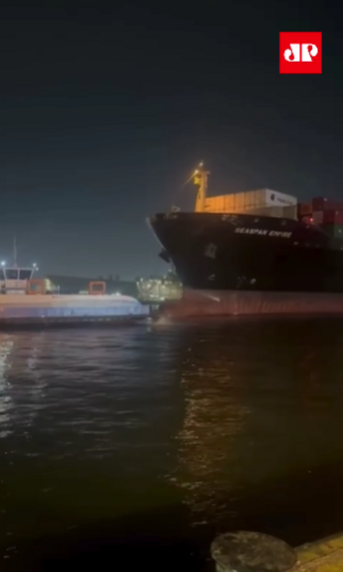 Navio colide com balsas no Porto de Santos