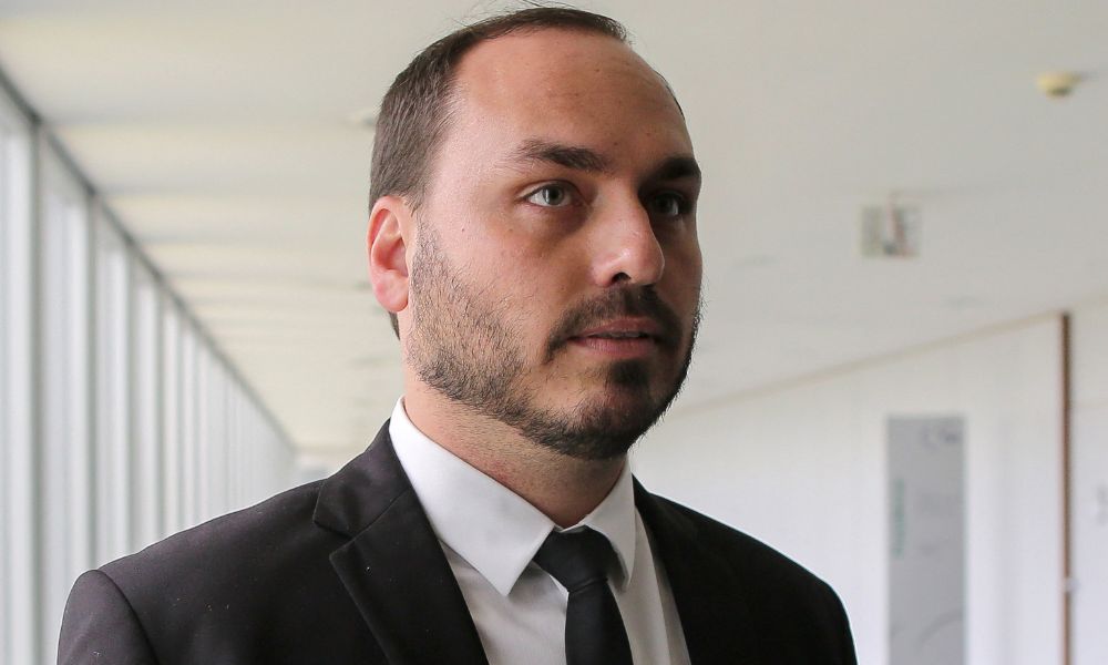 Carlos Bolsonaro diz que o pai teve nova crise de soluços: ‘Não vai sobreviver’
