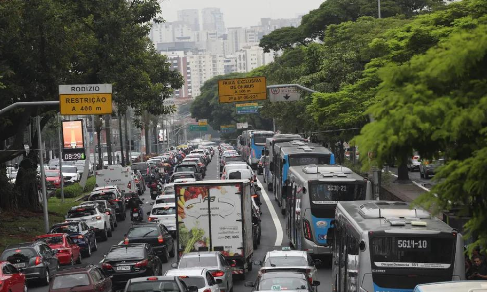 Trânsito carregado em São Paulo