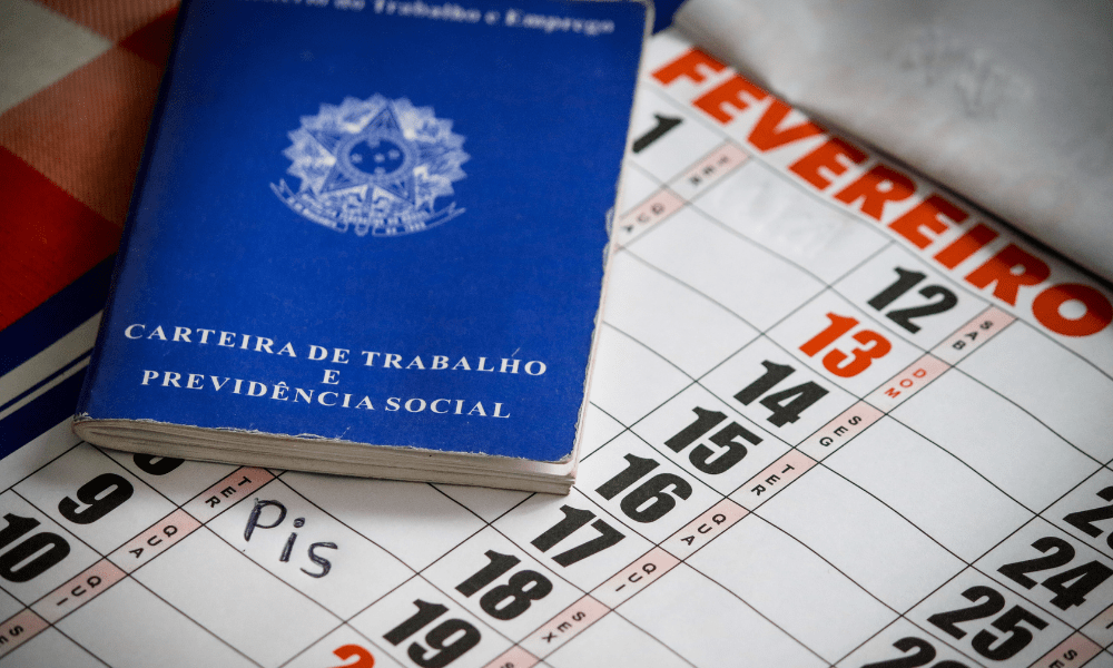 Carteira de trabalho é colocada em calendário