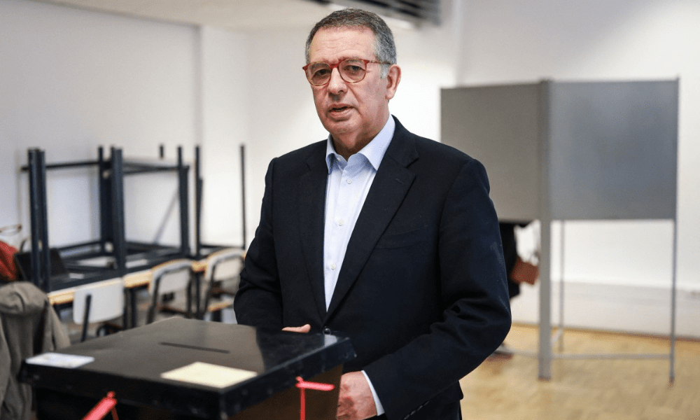 Socialista António José Seguro vota nas eleições presidenciais de Portugal neste domingo (8)