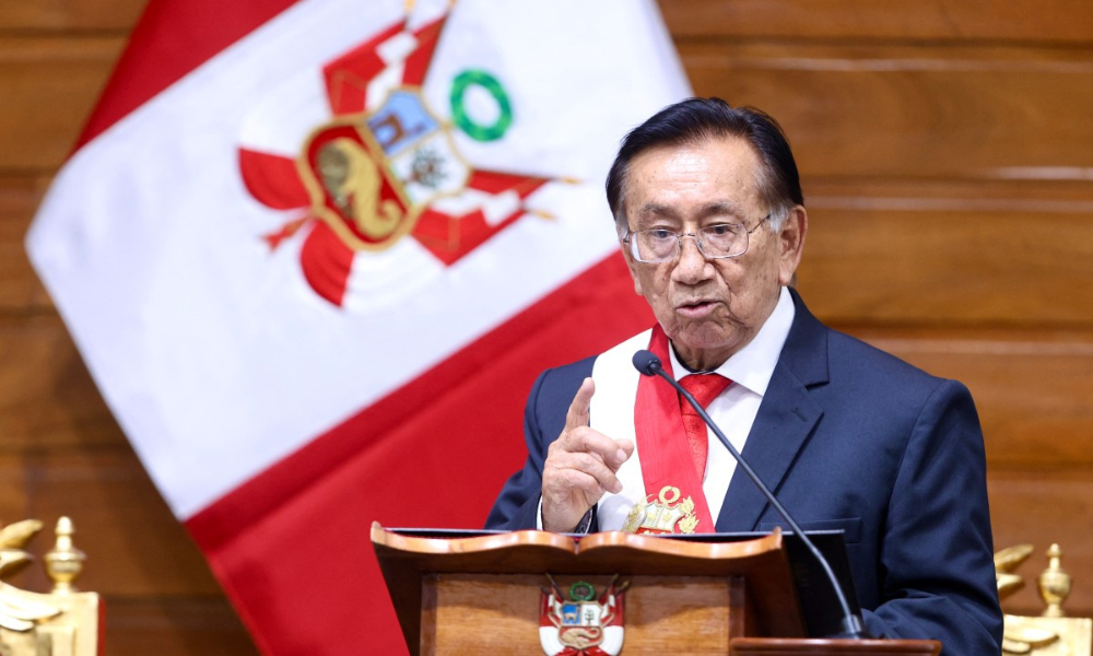 Presidente interino do Peru, José María Balcázar, discursando após sua eleição no Congresso Nacional em Lima