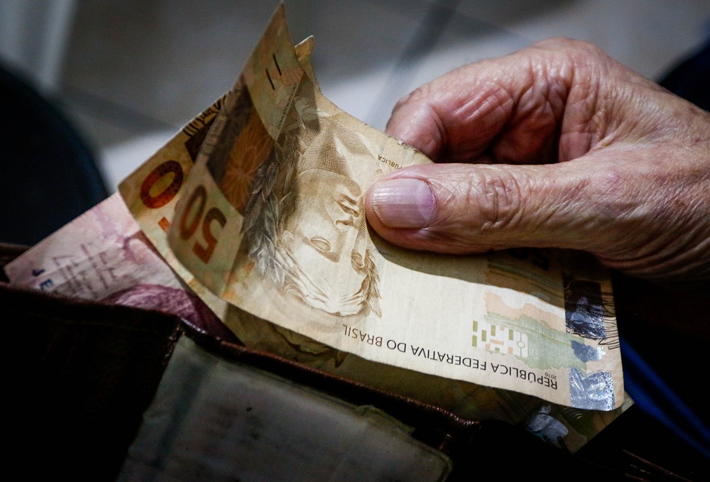 Salário mínimo de R$ 1.621 começa a ser pago nesta segunda