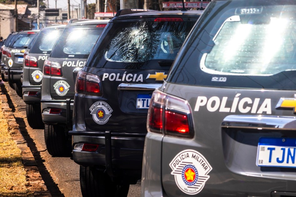 O governador do Estado de São Paulo, Tarcísio de Freitas, e o Secretário de Segurança Guilherme Derrite fazem a entrega de viaturas para as polícias civil e militar
