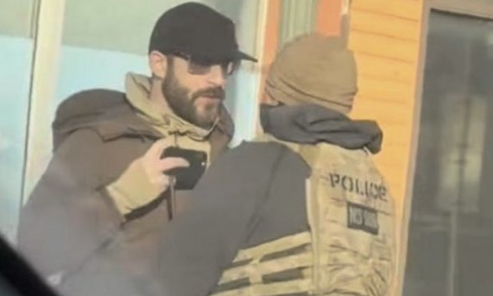 Alex Pretti ao ser abordado por agentes do ICE uma semana antes de ser morto em Minneapolis